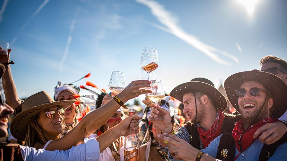 Turistas de todo el mundo acaban en el pueblo español de 1.000 habitantes con la mejor fiesta del vino