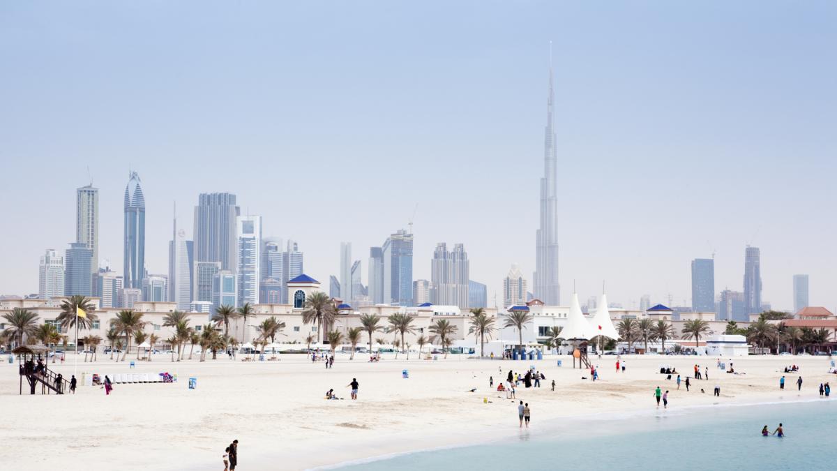 Triunfa en Tik Tok al enseñar lo que ponen en una playa de Dubái por la noche