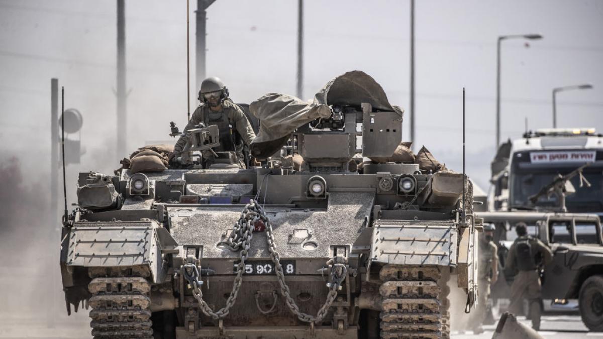 israel-sigue-desplegando-soldados-tanques-y-vehiculos-blindados-cerca-de-la-frontera-de-gaza-en-sderot.jpeg