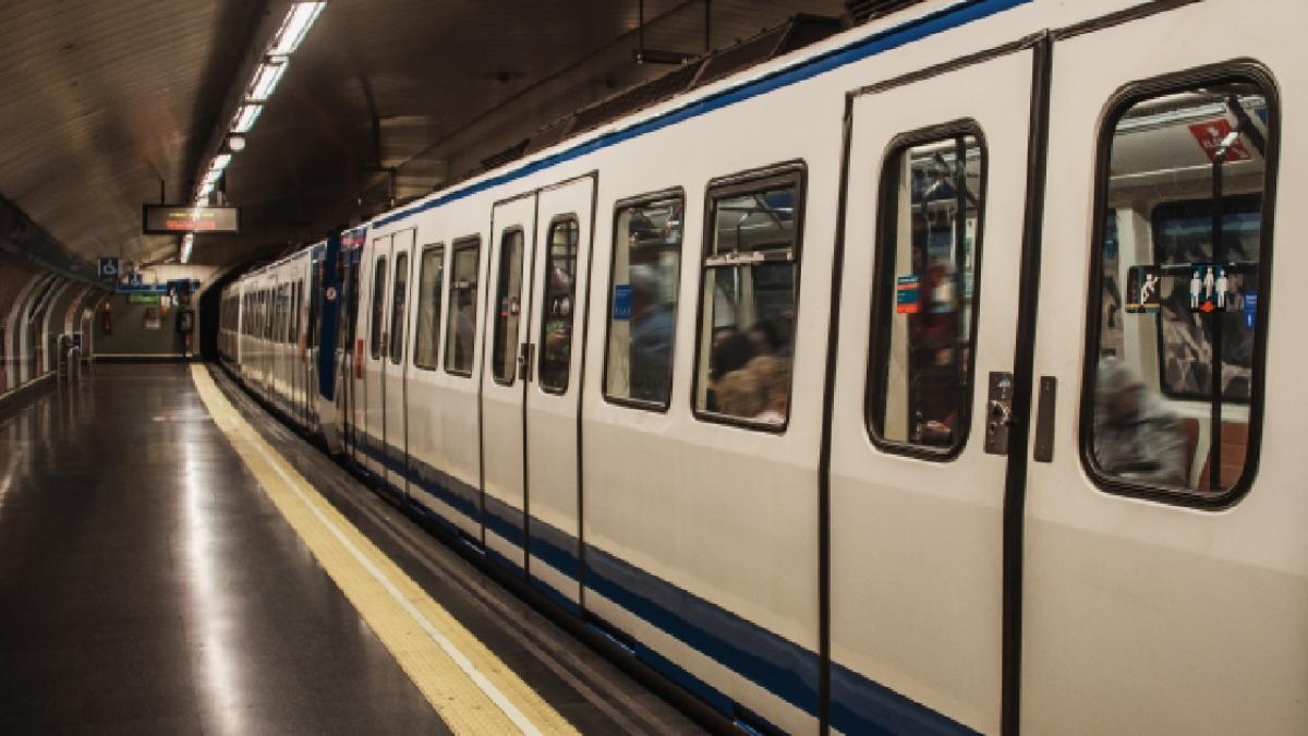 Cortada la circulación de Metro en L2 al explotar la batería de un patinete