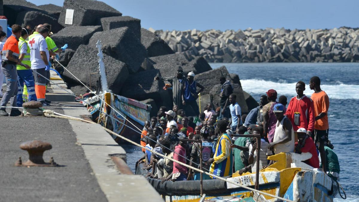More than 900 migrants arrive in the Canary Islands in six cayucos in the last 24 hours