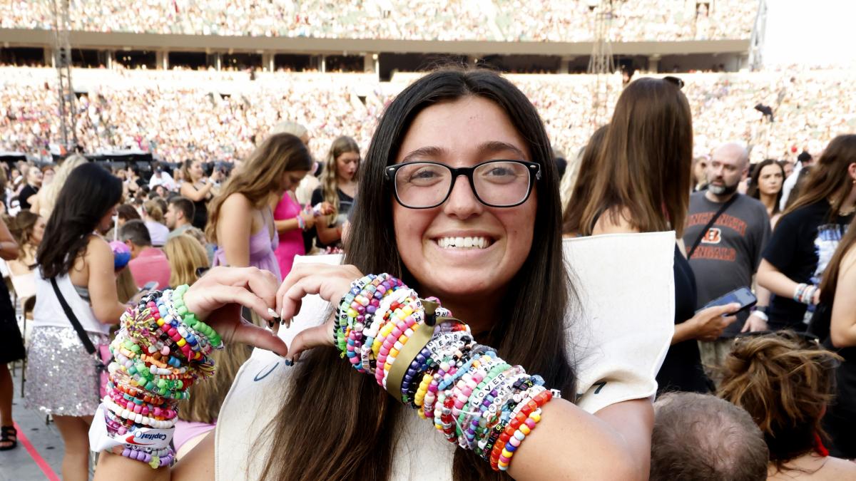 joven-con-pulseras-de-la-amistad-en-el-concierto-de-taylor-swift-en-cincinnati.jpeg