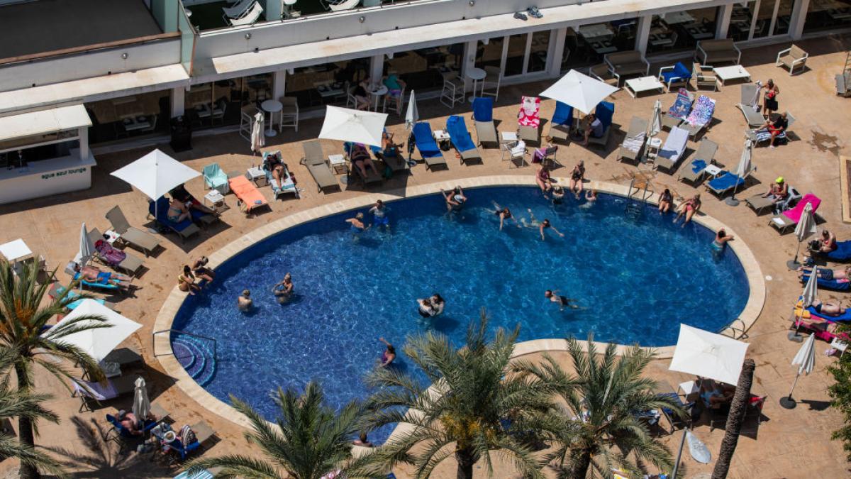 Preocupación por el cierre de más de 300 piscinas en España por un reto en el agua muy asqueroso