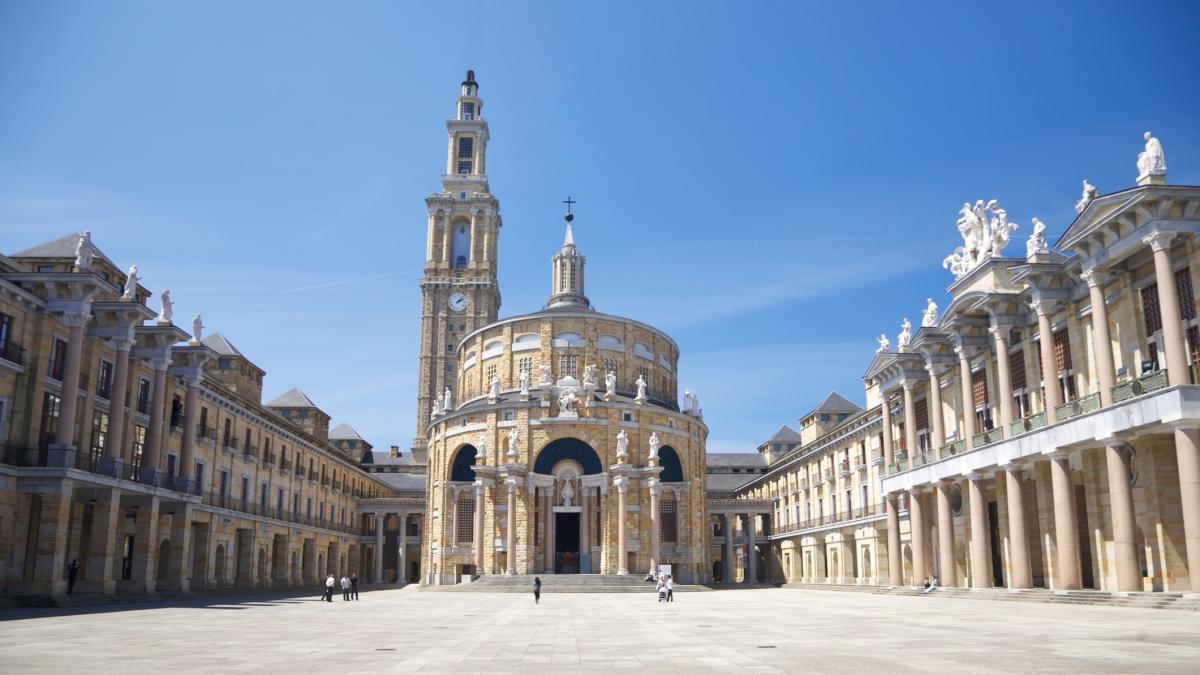 El edificio más grande de España está a las afueras de Gijón