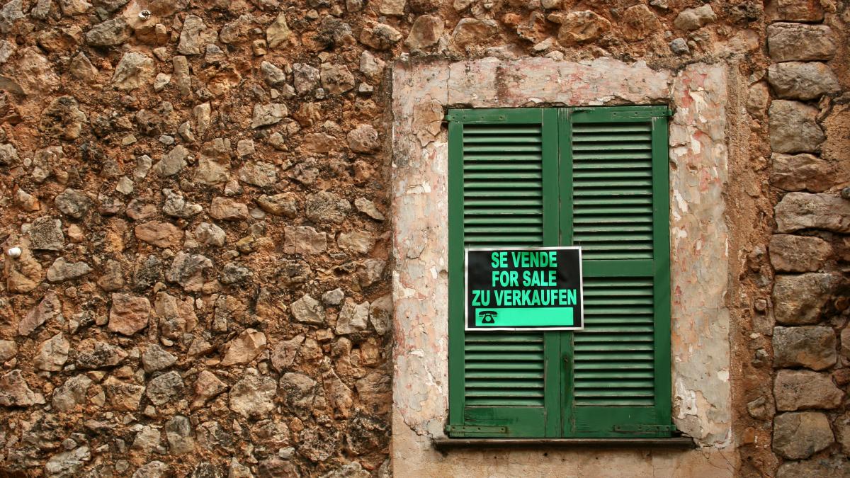 El dueño va vender su casa y el comprador se topa con una familia de okupas y la cerradura cambiada