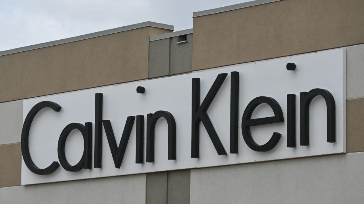 Un anuncio de Calvin Klein, prohibido en el Reino Unido por cosificar a la  mujer