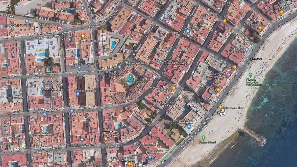 No dan crédito con la forma de una piscina en Torrevieja: la tienes en esta  imagen de Google Maps