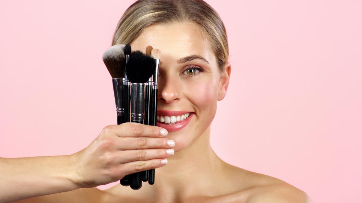 Cómo limpiar bien las brochas de maquillaje?