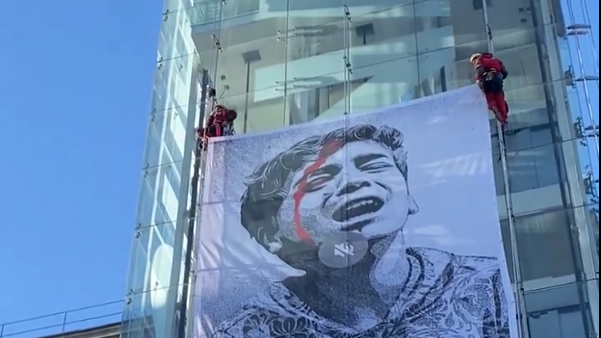 Activistas De Greenpeace Escalan El Museo Reina Sofía Madrid Y