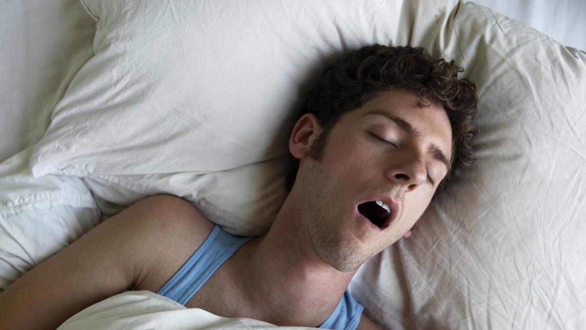 Las mejores estrategias para dejar de roncar por la noche