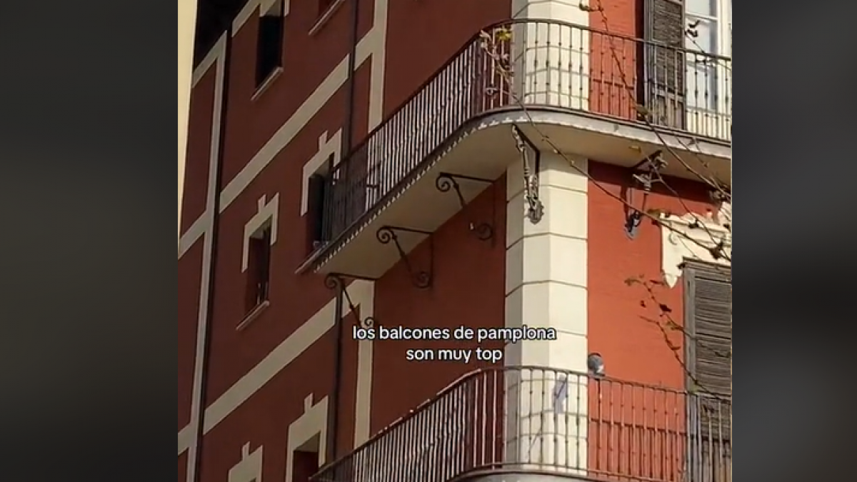 El balcón que se encuentra en un edificio de Pamplona provoca una lluvia de  todo tipo de comentarios