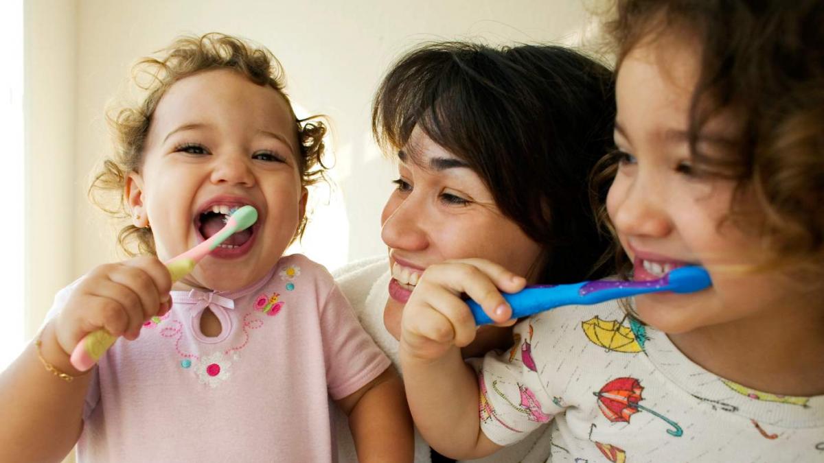 A qué edad pueden empezar a cepillarse los dientes los niños?