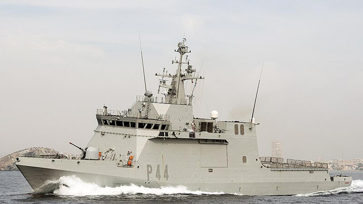 España saca del puerto el barco Tornado para poner orden en el Estrecho de Gibraltar