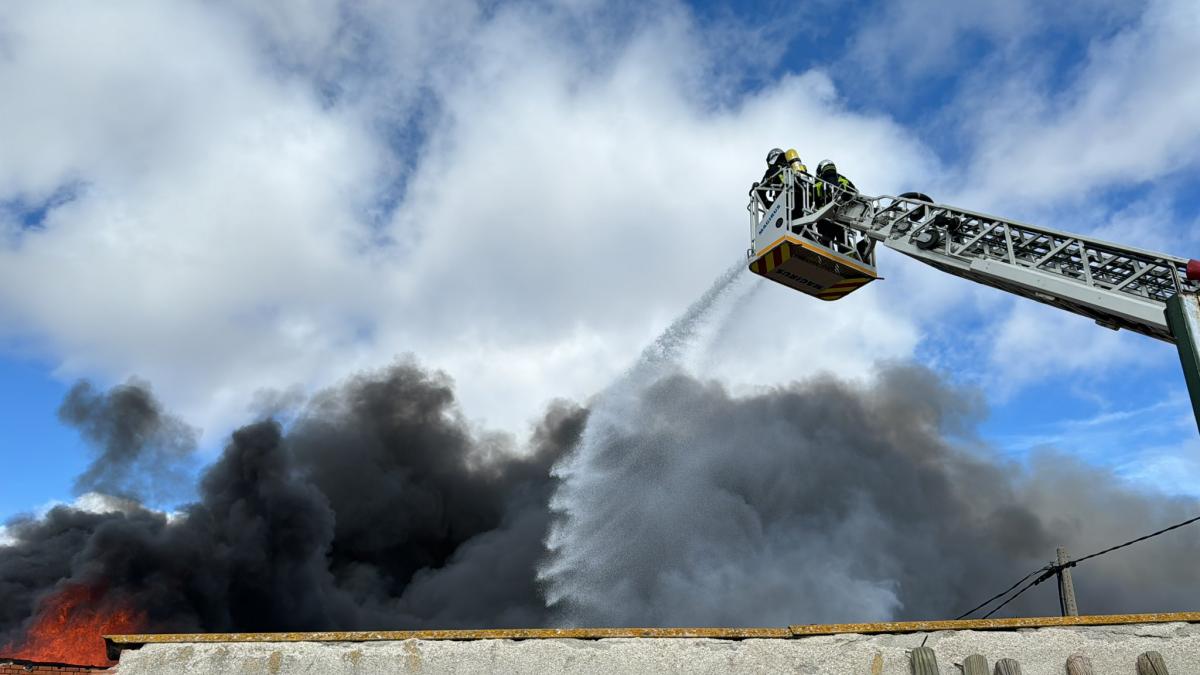 Un incendio en Leganés provoca una gran columna de humo negro