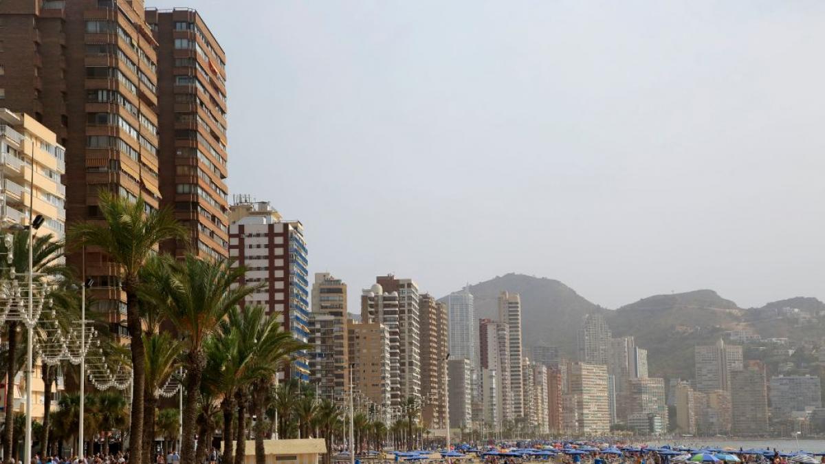 La semana loca de la playa de Benidorm con un coche en la arena y una  mochila llena de cocaína