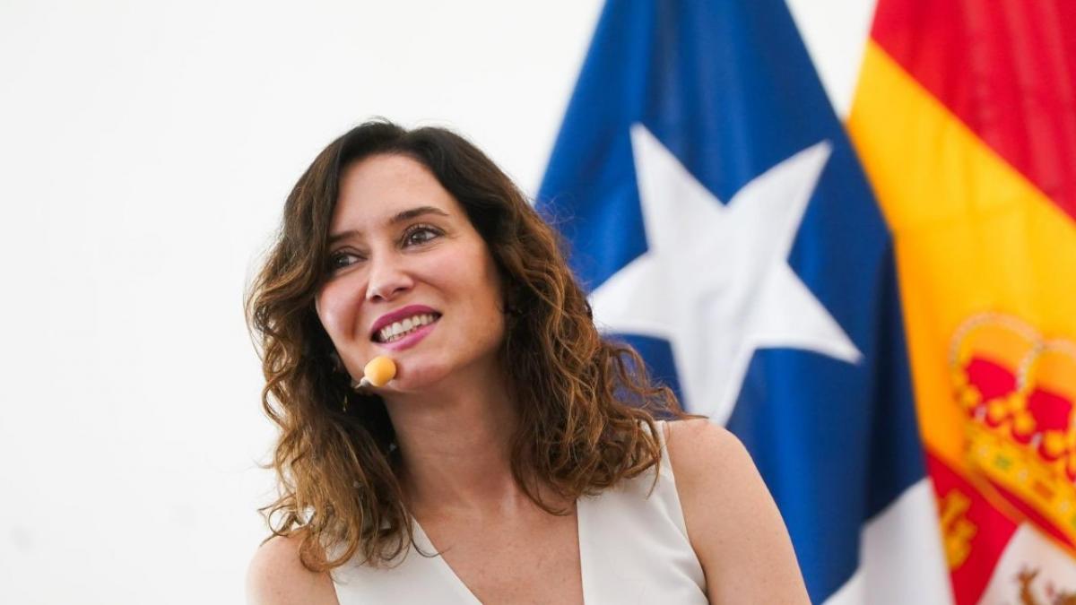 Hasta los expertos no pueden evitar fijarse en el detalle de esta foto de  Ayuso en Chile