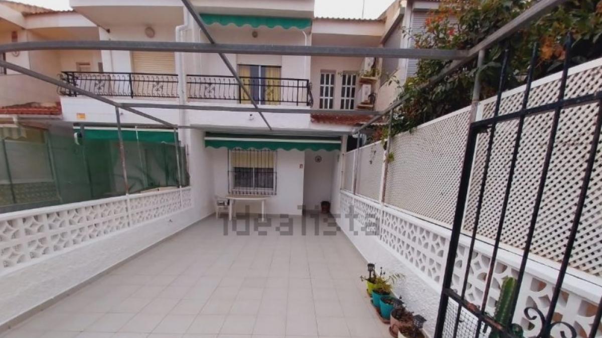 Idealista ofrece vivir de vacaciones todo el año con bungalows con piscina  desde 69.000 euros