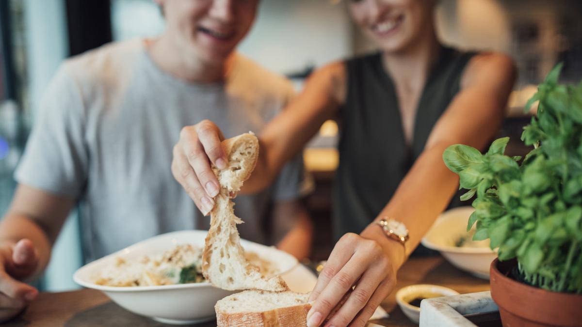 Una experta en bioquímica revela por qué en los restaurantes sirven el pan  y después el resto de la comida