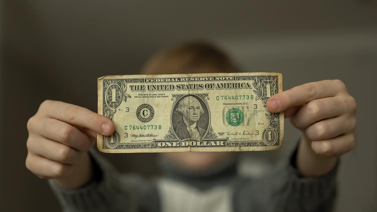 Un niño da su único dólar a quien cree que es un mendigo y se lleva la ... Billete De Un Dolar Le Trae Suerte A Un Niño