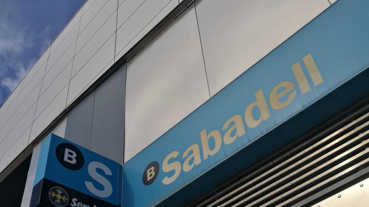 Banco Sabadell replica a la OPA con datos: gana 791 millones hasta junio,  un 40,3% más