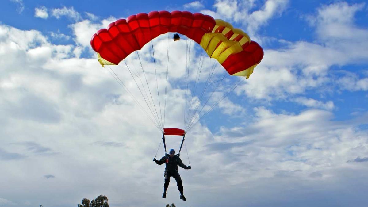 El Ejército de Tierra y el Ejército del Aire se pican por aterrizar con la bandera de España ante el Rey