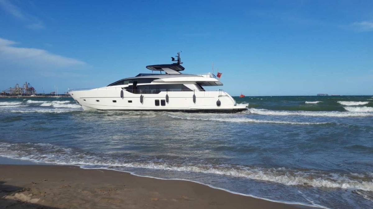 El yate de lujo varado en mitad de una de las playas españolas más  conocidas se mete en un nuevo lío