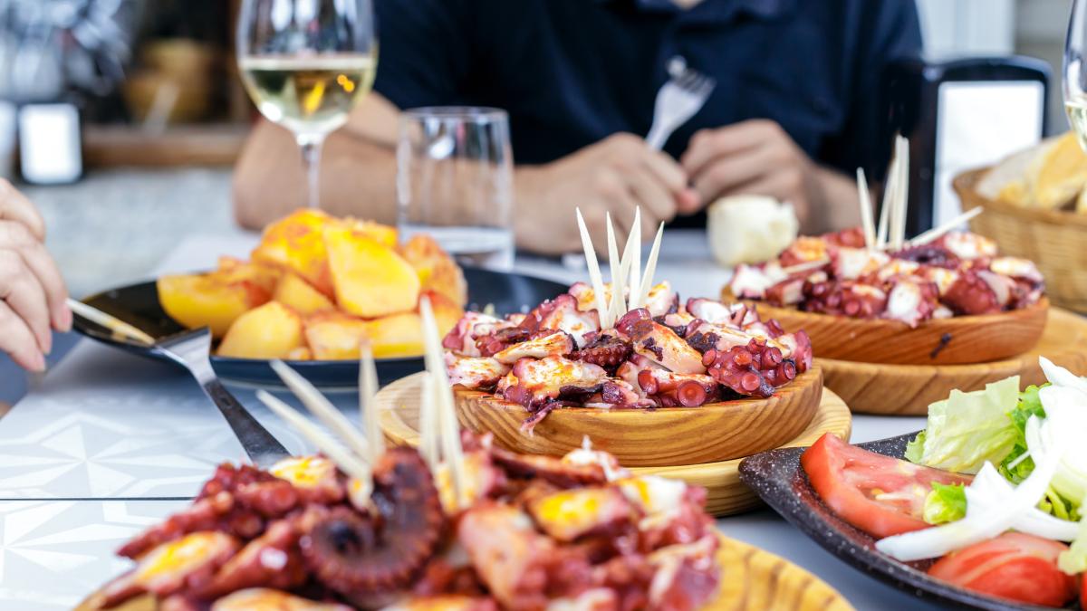 En Reino Unido avisan de que los turistas británicos están empezando a comer en sus habitaciones en España por los altos precios