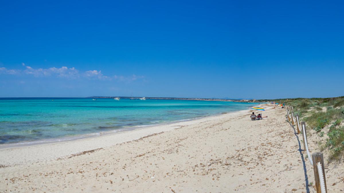 Instalan un contador de personas en la playa más idílica de España