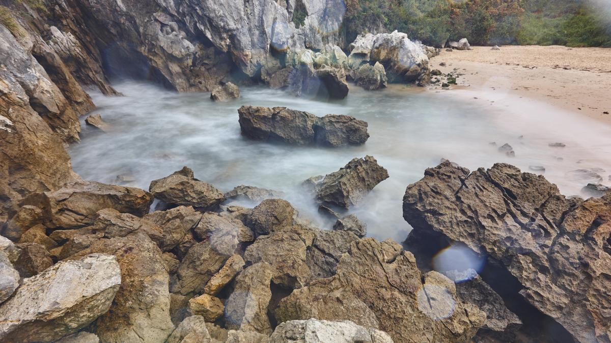 La escondida playa de Asturias donde es imposible ver el mar: parece una piscina natural
