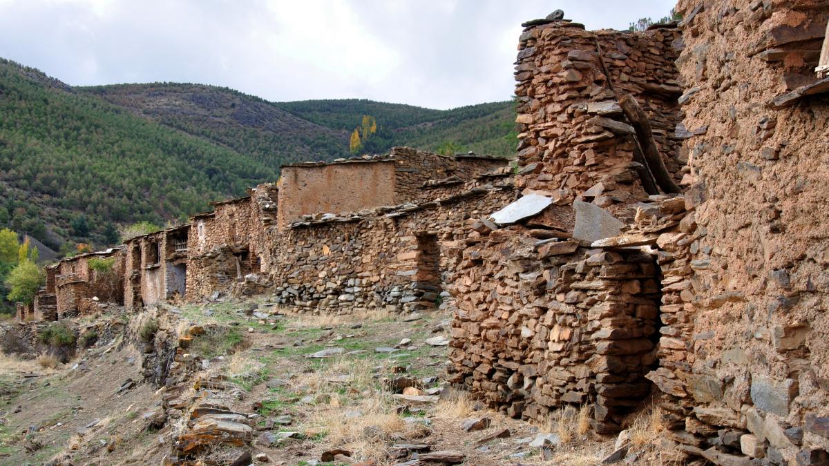 El pueblecito abandonado de Guadalajara que están reconstruyendo a mano desde hace cuatro décadas