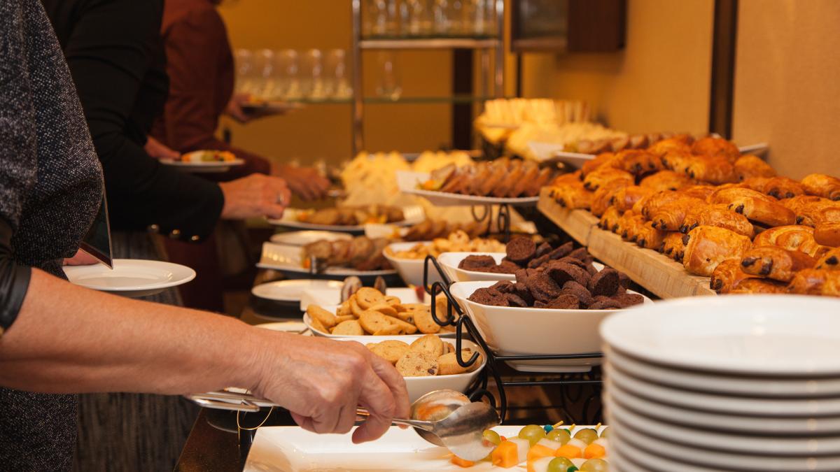Lo que ha visto en un buffet libre de un hotel de Ibiza dice mucho de cómo somos los españoles