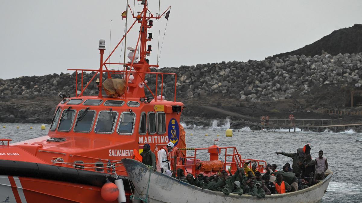 Llegan 39 menores en cayuco a El Hierro, los primeros desde la advertencia de Clavijo