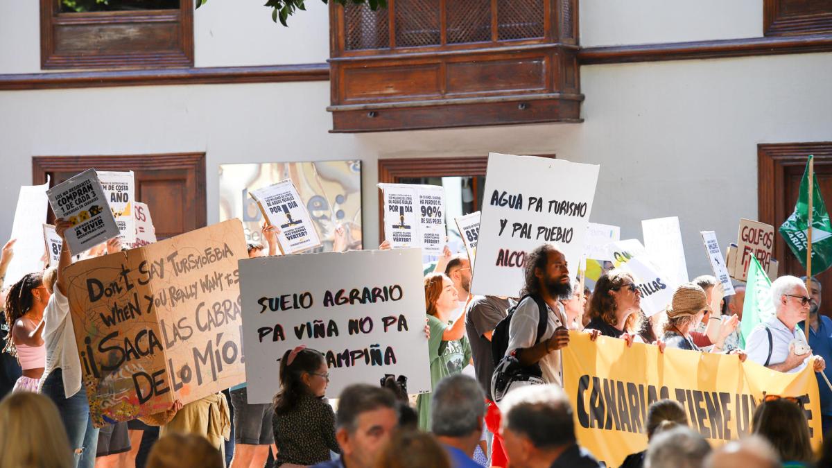  Canarias no se vende : varias manifestaciones recorren las islas contra el turismo masivo