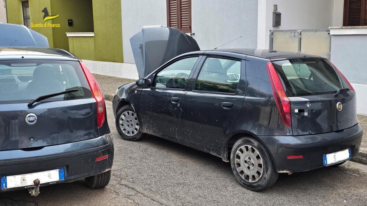 Un meccanico in pensione clona la sua auto per possedere due veicoli e pagare un’assicurazione