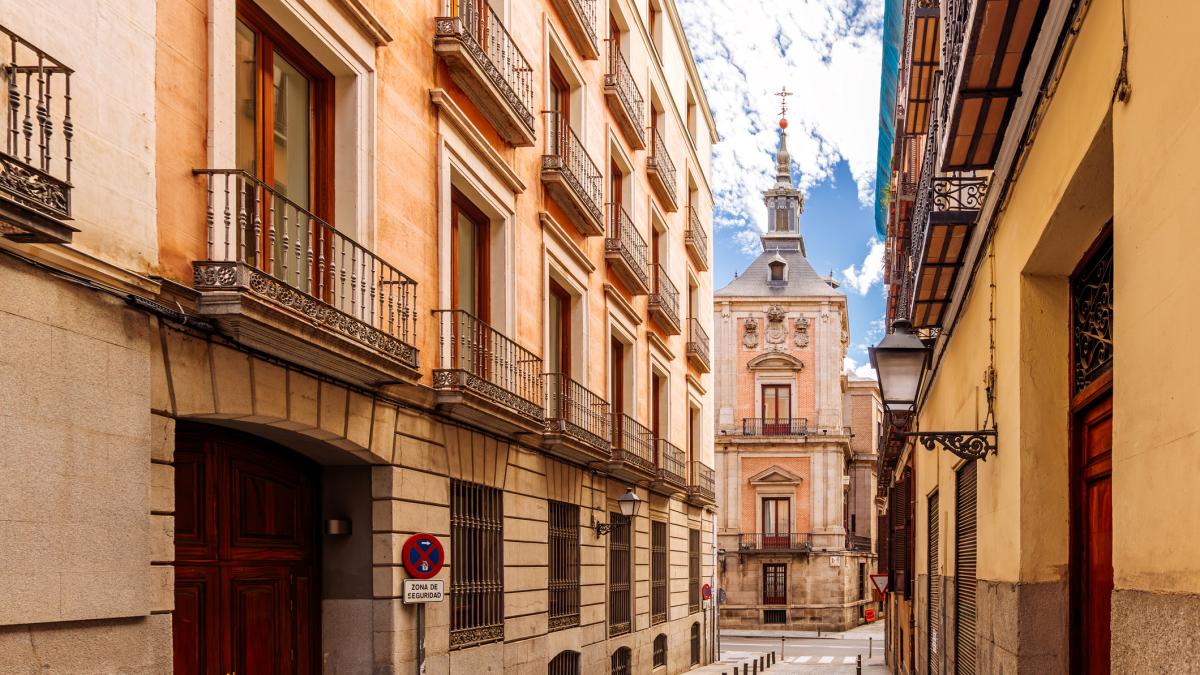 Ni viviendas pequeñas ni en barrios humildes: los okupas cambian el foco y miran a estas casas para asentarse