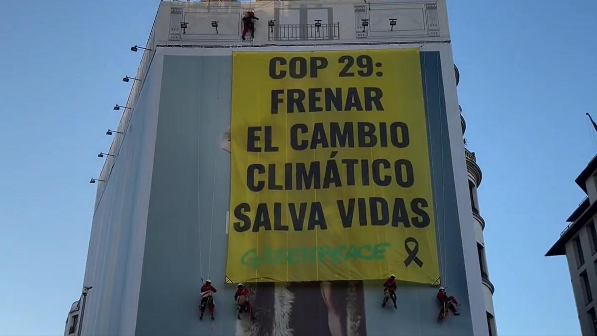 Nueva pancarta gigante de Greenpeace en el arranque de la COP:  Frenar el cambio climático salva vidas 