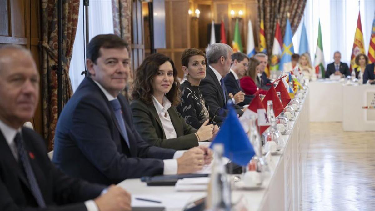 Mucho debate y pocas  nueces : la Conferencia de Presidentes acaba sin acuerdos y con una foto por la  normalización 