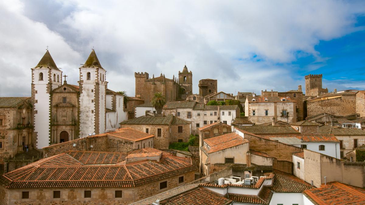 En Italia se deslumbran con el refugio de Cáceres construido a mano por sus abuelos que han adaptado al siglo XXI