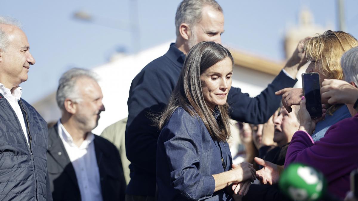 Los reyes aparecen con Leonor y Sofía por sorpresa en Catarroja