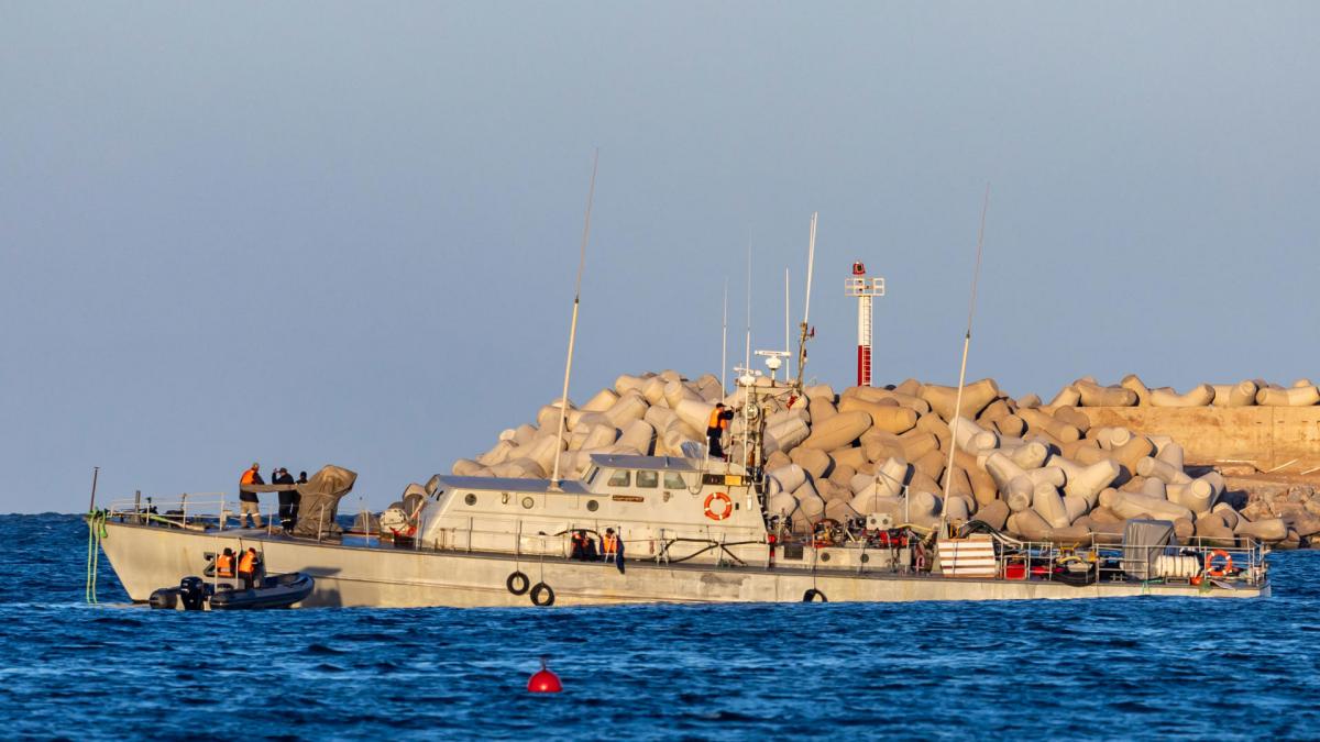 Un barco de la Marina de Marruecos merodea aguas españolas y queda encallado