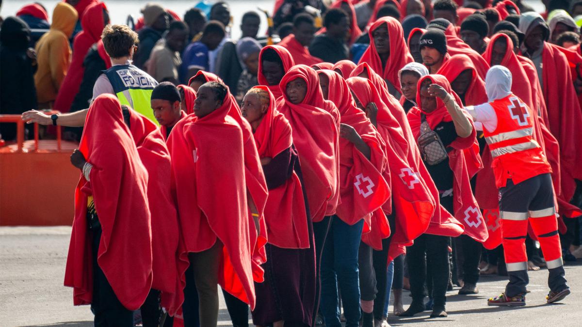 Canarias vive otro día intenso de rescates con la llegada de al menos 580 personas migrantes