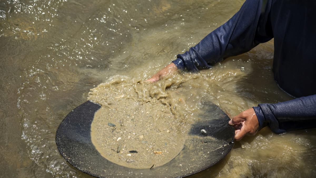 Acude a un río de Extremadura en busca de oro y asombra con la cantidad de pepitas que encuentra