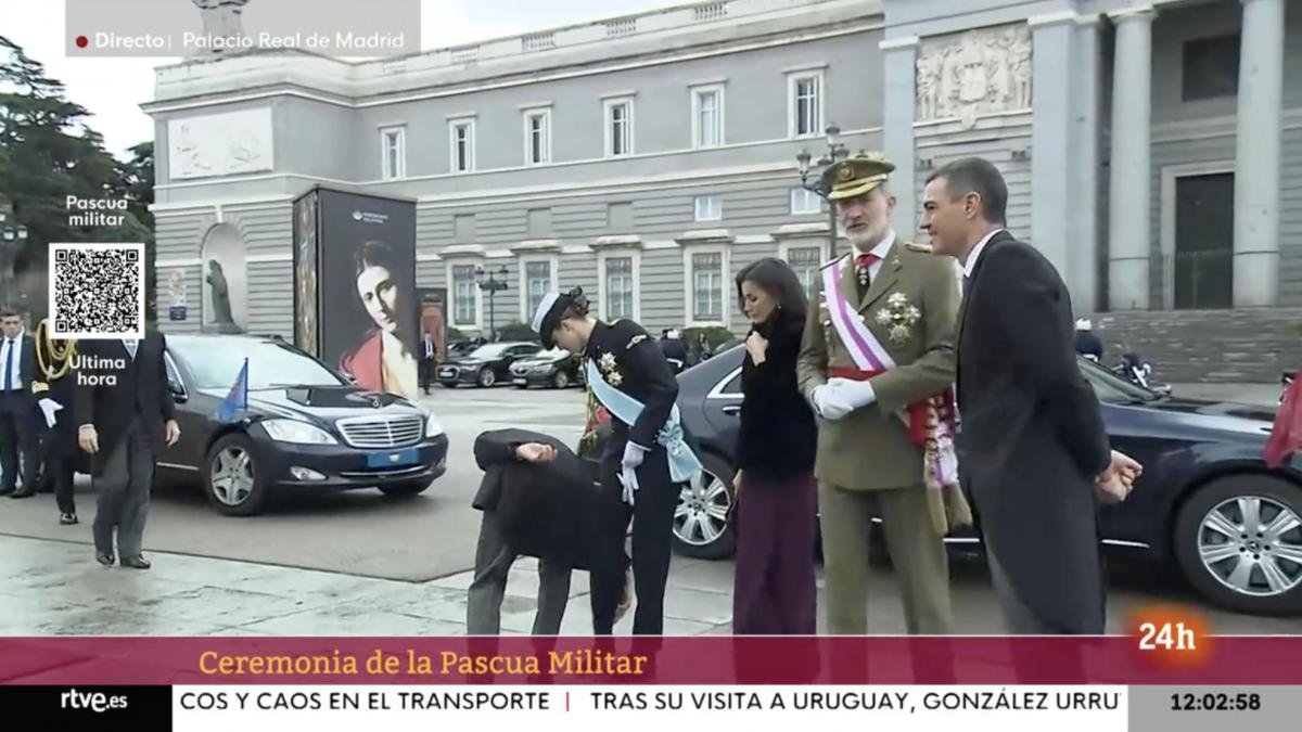 Leonor y los reyes se bajan del coche para saludar a Sánchez y hay un pequeño detalle que no cuadra