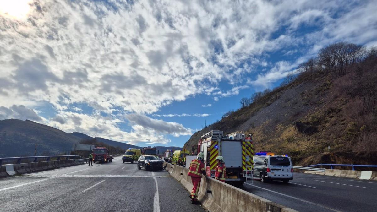 Una fallecida y siete heridos, uno grave, en un accidente múltiple por una granizada en Cantabria