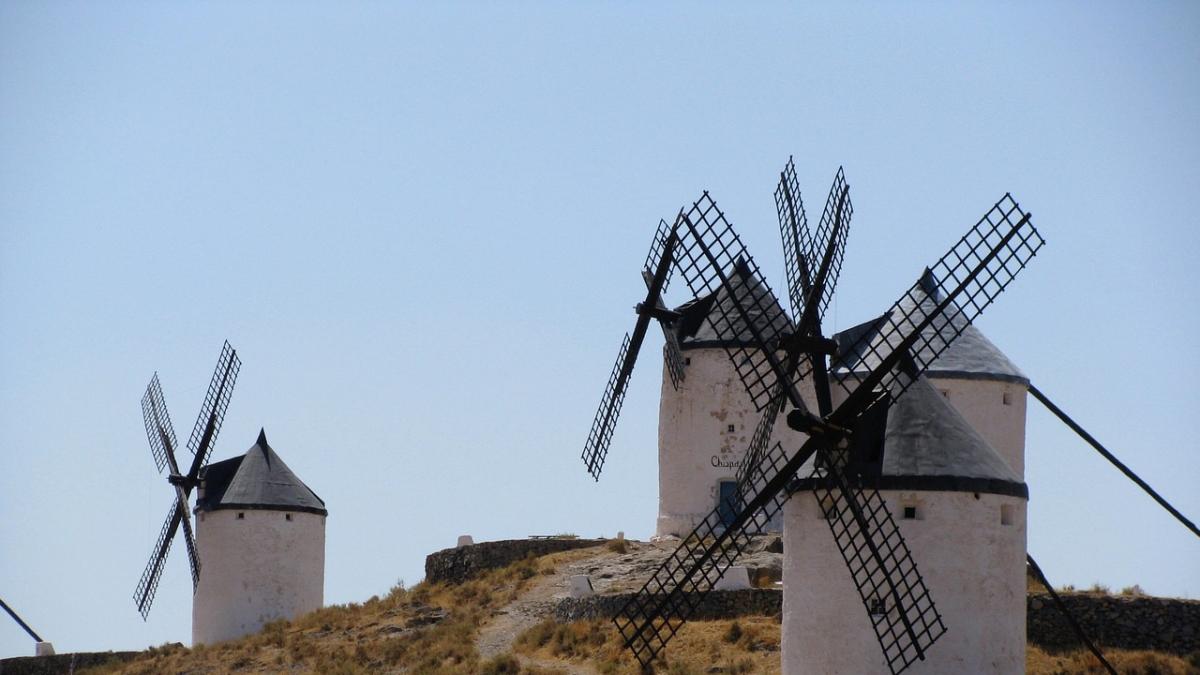 Doce molinos de viento protegen este castillo de Castilla La-Mancha convertido en fortaleza inexpugnable