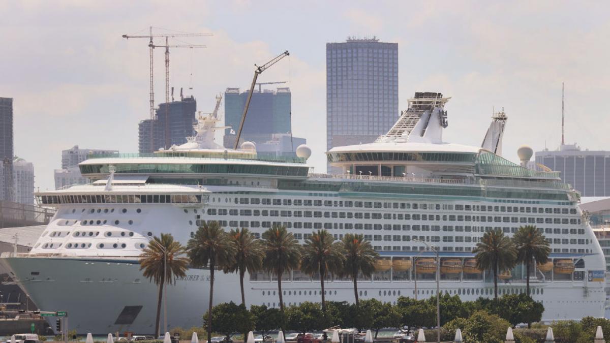 Un millonario lleva 25 años sin abandonar cruceros: su problema no es el dinero sino lo que ha pasado con sus piernas