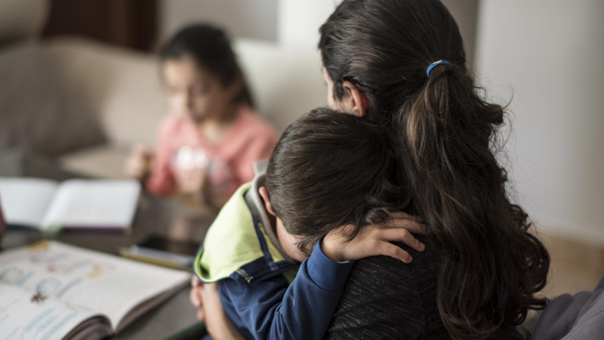 La desigualdad en el cuidado de los hijos continúa: ocupa al 37 % de ...