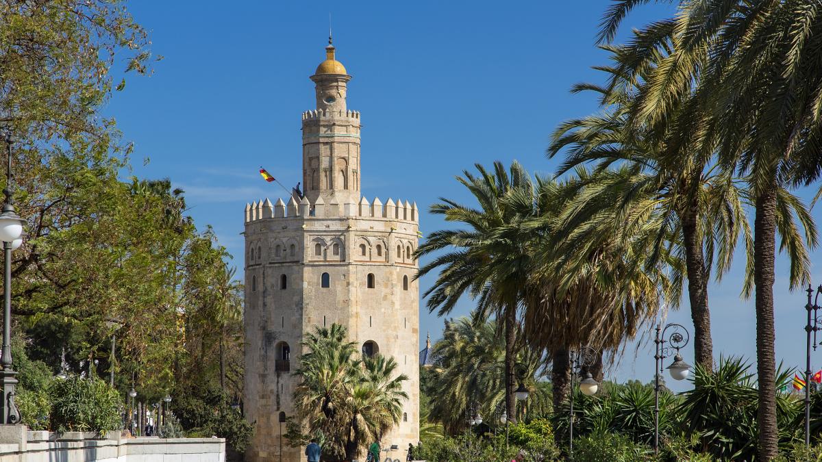 Pocos se han fijado en que la Torre del Oro de Sevilla aparece en el escudo de estas dos ciudades (y no son andaluzas)