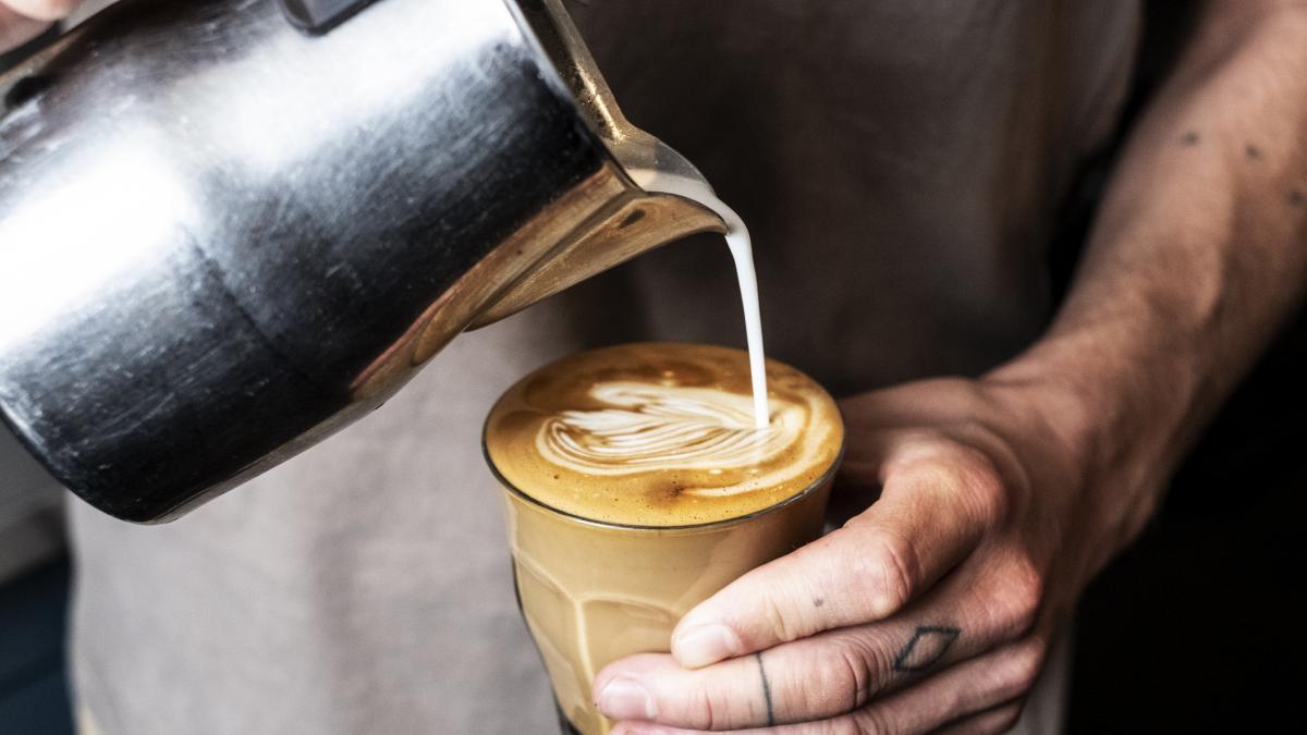 Una doctora señala cómo debes preparar el café para que no se te disparen los niveles de colesterol