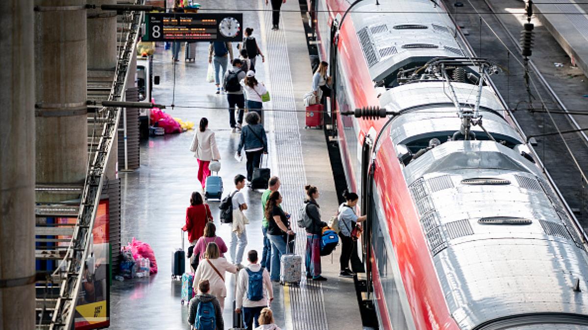 El servicio ferroviario español recupera la normalidad 46 horas después del apagón: 5.300 trenes circularán durante el puente de mayo